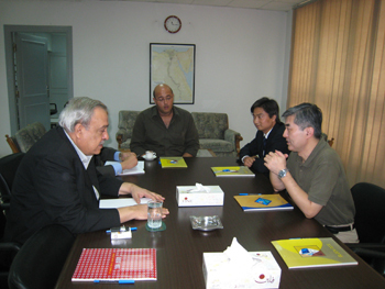 中國駐埃及使館臨時(shí)代辦李琛考察中國奇瑞汽車公司在埃生產(chǎn)線